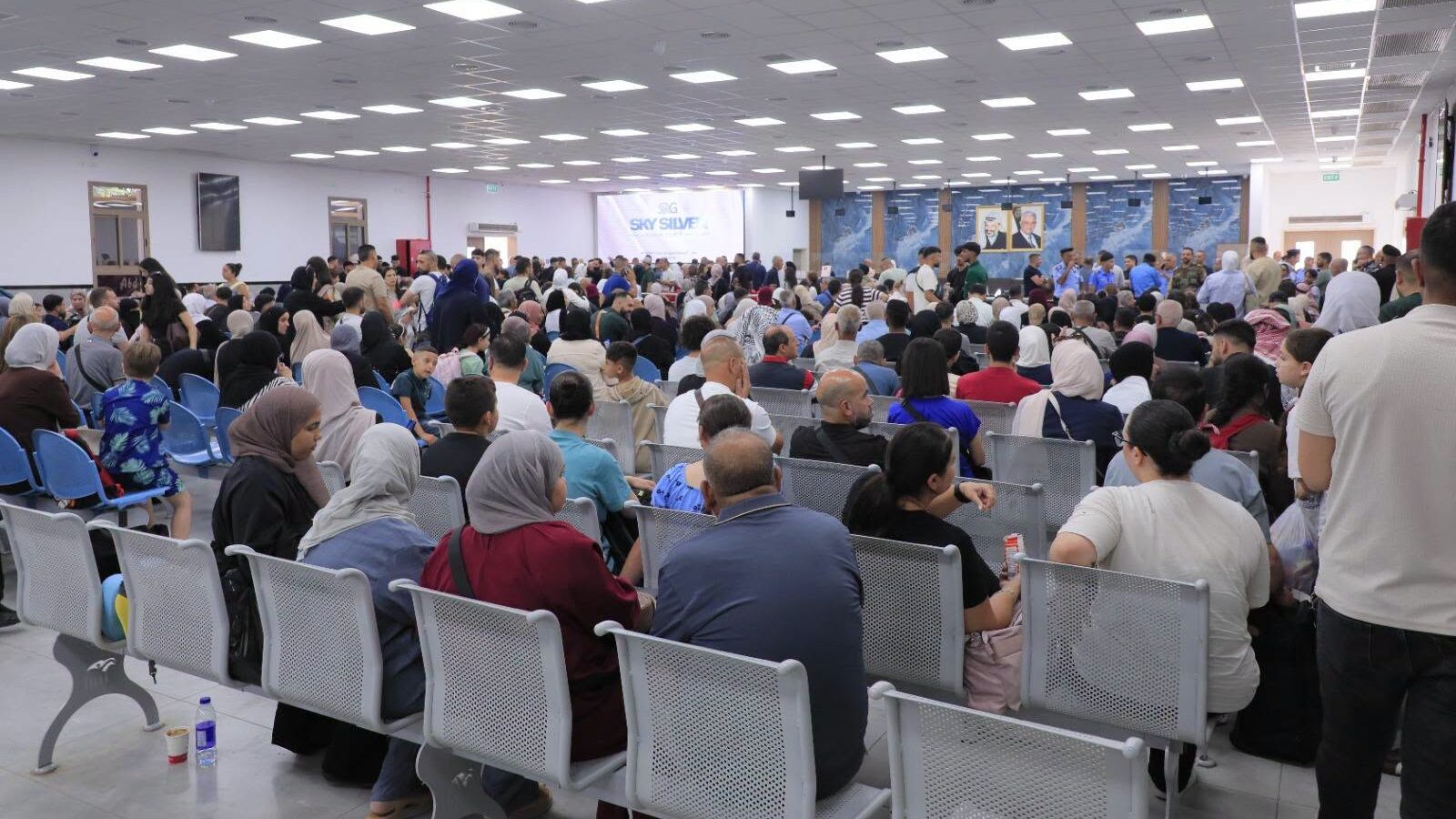 بعد توقف لـ 20 يوماً.. عودة خدمة السفر "VIP" عبر معبر الكرامة