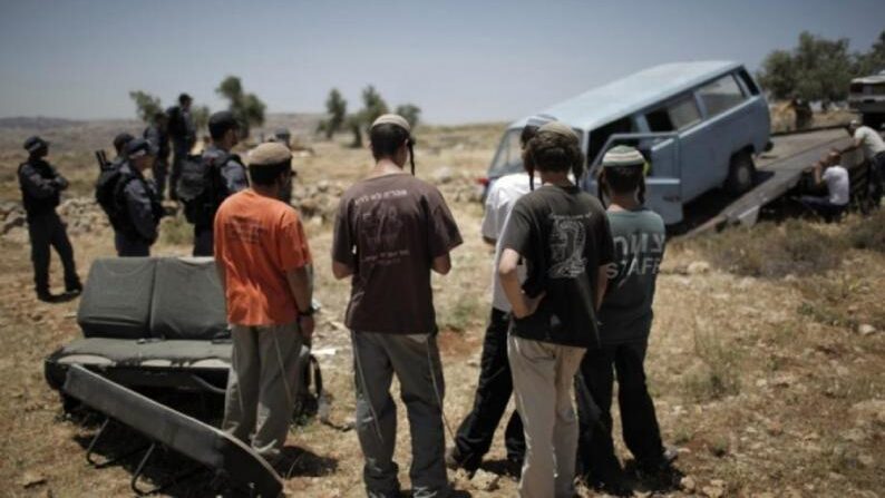 مستوطنون يقتحمون عدة مناطق ويستولون على بئرين وخط مياه رئيسي في الخليل