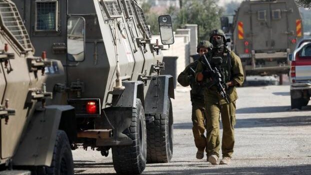 الاحتلال يفرض حظر تجوال على مخماس شمال القدس ويعتقل 15 مواطنا بينهم سيدة