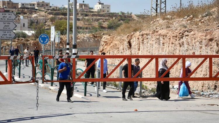 سيدتان تضطران للولادة داخل مركبتين في محيط مدينة نابلس