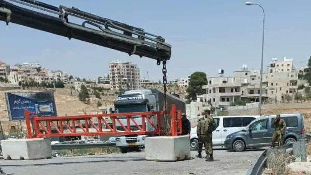 الاحتلال يضع مكعبات إسمنتية تمهيدا لتركيب بوابة عسكرية شمال غرب القدس