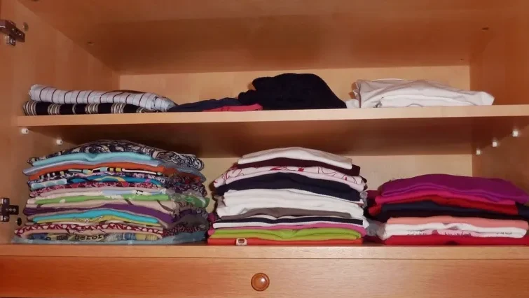 فوضى اختيار الملابس كل صباح.. هل "خزانة الكبسولة" هي الحل؟