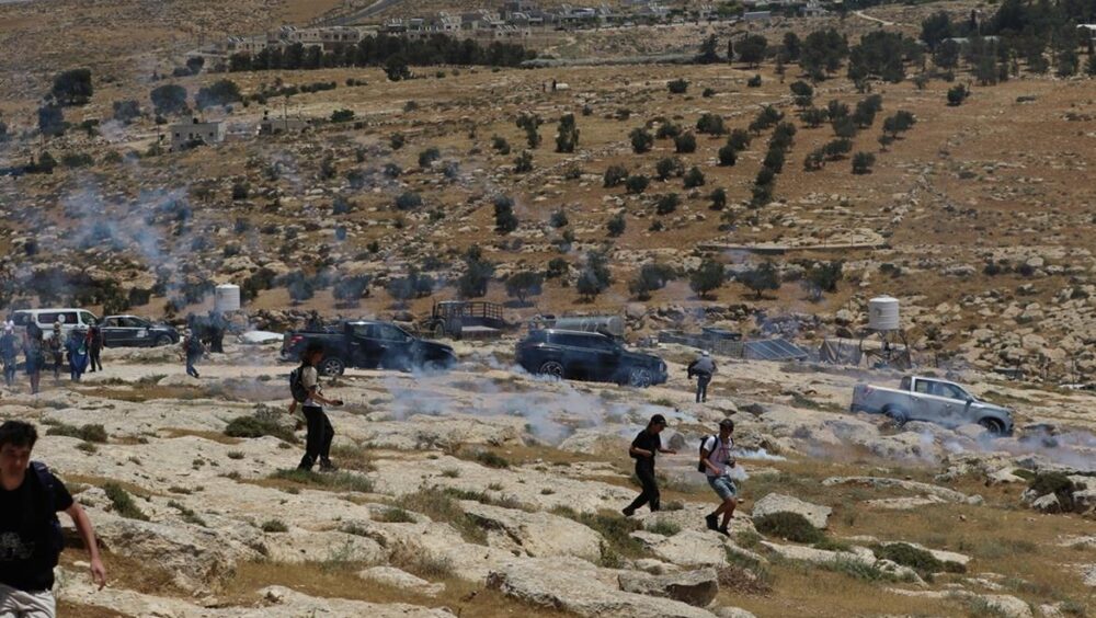 إصابات في اعتداء للمستوطنين شرق يطا والاحتلال يعتقل مسناً