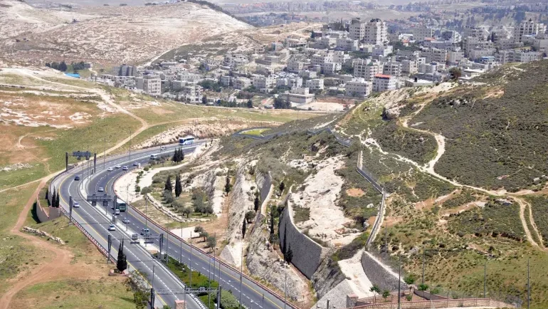 تقرير: سلطات الاحتلال تواصل شق المزيد من الطرق الالتفافية لتعزيز الاستيطان في الضفة الغربية