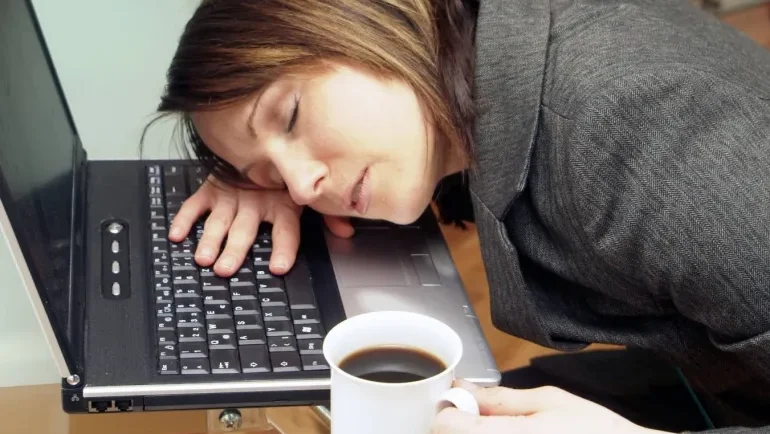 لماذا يزداد إرهاق الشباب؟.. هذه الفيتامينات تحمل جزءا من الإجابة