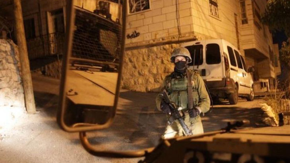قوات الاحتلال تداهم منازل أسرى محررين في عانين غرب جنين وتستجوب ساكنيها