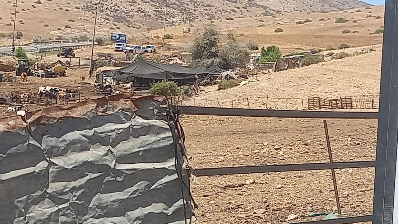 الاحتلال يهدم منشآت سكنية وحظائر ماشية في الأغوار الشمالية