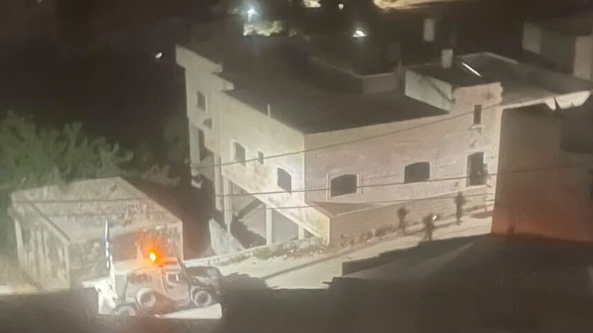 50 جندياً يداهمون عشرات المنازل خلال اقتحام اللبن الشرقية