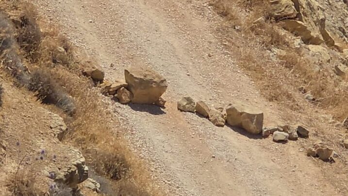 مستوطنون يغلقون طريقًا زراعيًا شرق محافظة طوباس بالحجارة.