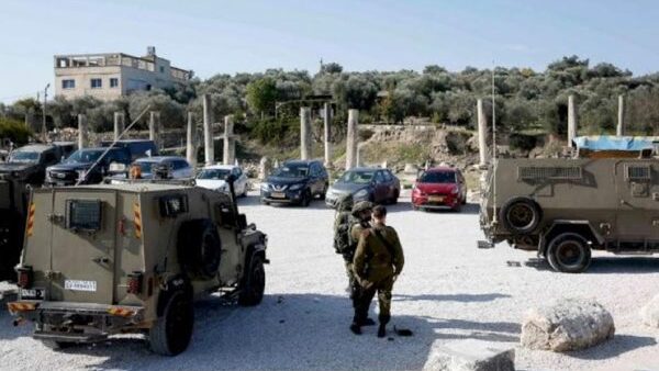 الاحتلال يحتجز مواطنين داخل منزل في سبسطية شمال غرب نابلس