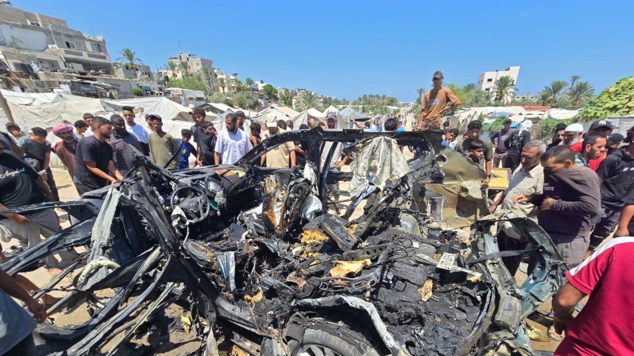 شهيدان و7 إصابات في قصف الاحتلال مركبة في دير البلح وسط قطاع غزة