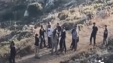 مستوطنون يهاجمون محيط منازل المواطنين في سنجل شمال رام الله والأهالي يتصدون لهم