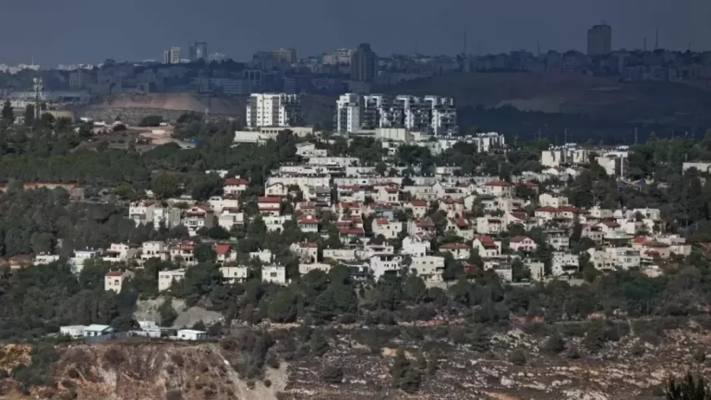 خطوة تسهم في تعزيز النمو الاستيطاني.. قرار إسرائيلي بتحويل مستوطنة "جفعات زئيف" إلى مدينة