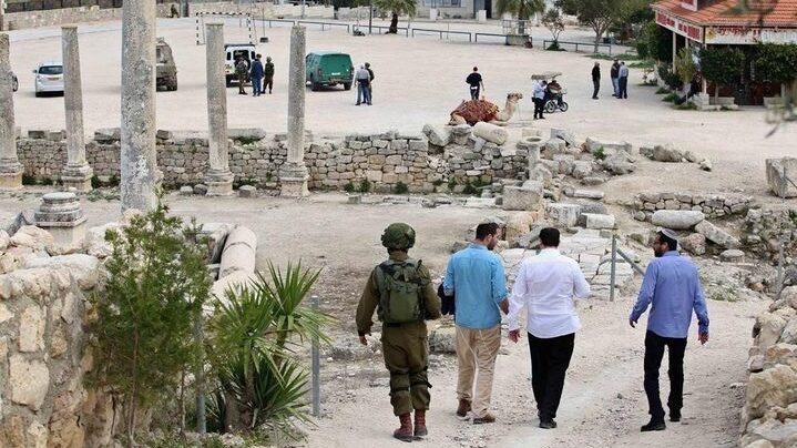 مستوطنون يغلقون الطريق المؤدي إلى بئر مياه سبسطية شمال غرب نابلس