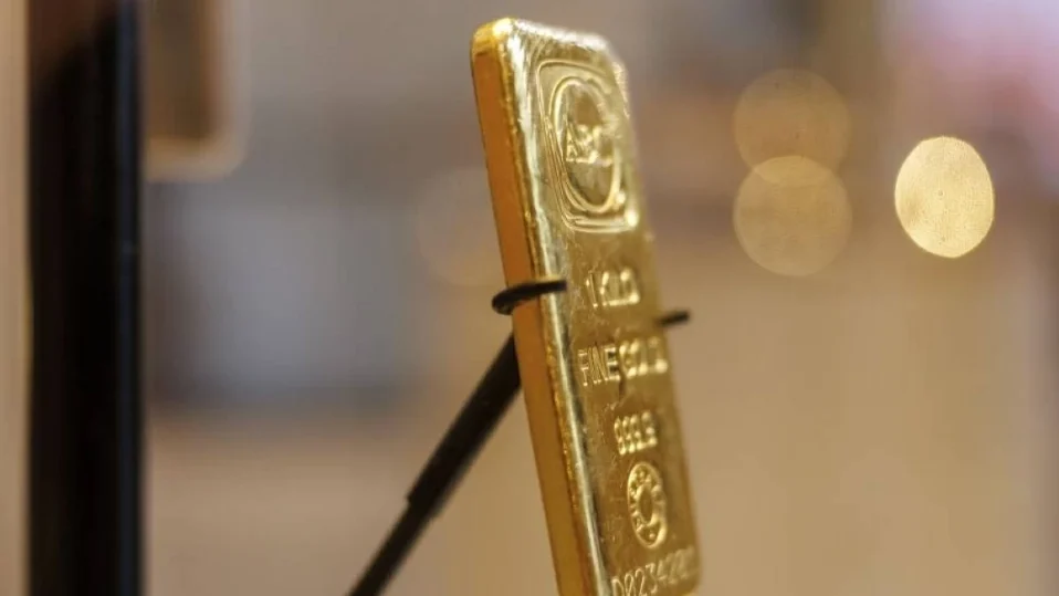 الذهب قرب أدنى مستوى في سبعة أشهر مع ارتفاع عوائد سندات الخزانة وتوقعات رفع الفائدة