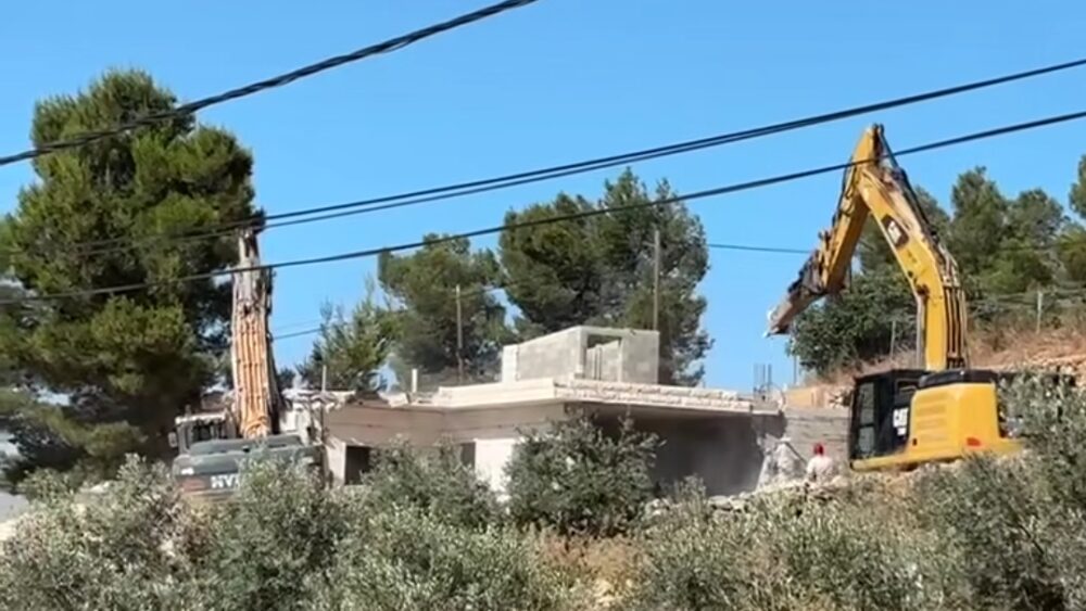 الاحتلال يهدم منزلين في دير رازح بالخليل