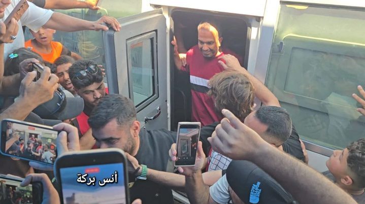 الاحتلال يفرج عن 12 أسيراً من غزة عبر معبر كرم أبو سالم
