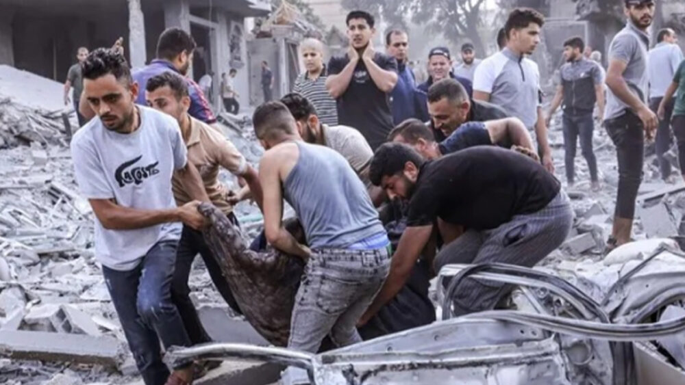 انتشال جثماني شهيدين من حي الزيتون شرق مدينة غزة