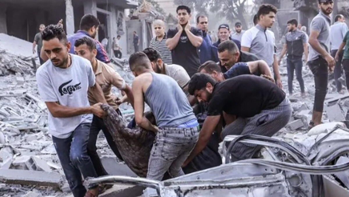 انتشال جثماني شهيدين من حي الزيتون شرق مدينة غزة