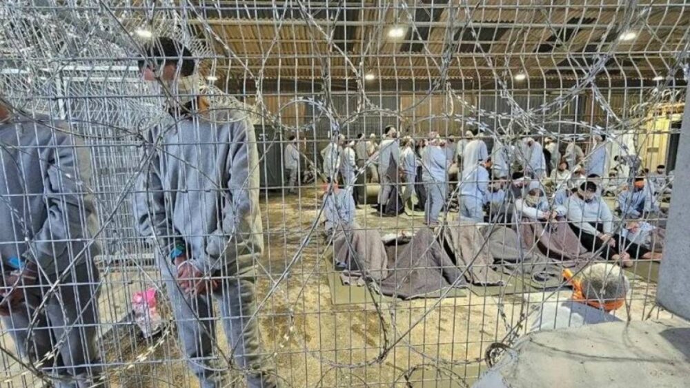 حملة "الأشرطة الحمراء" تدعو لاستئناف زيارات الصليب الأحمر للأسرى الفلسطينيين