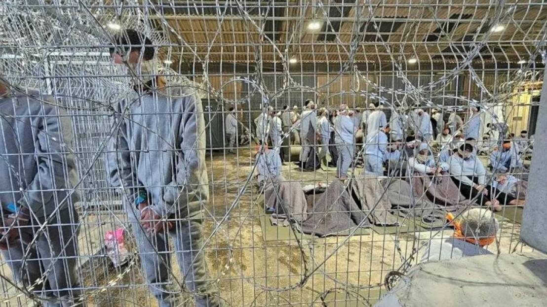 حملة "الأشرطة الحمراء" تدعو لاستئناف زيارات الصليب الأحمر للأسرى الفلسطينيين