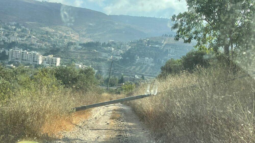 مستعمرون يتلفون عمود كهرباء في بورين جنوب نابلس 