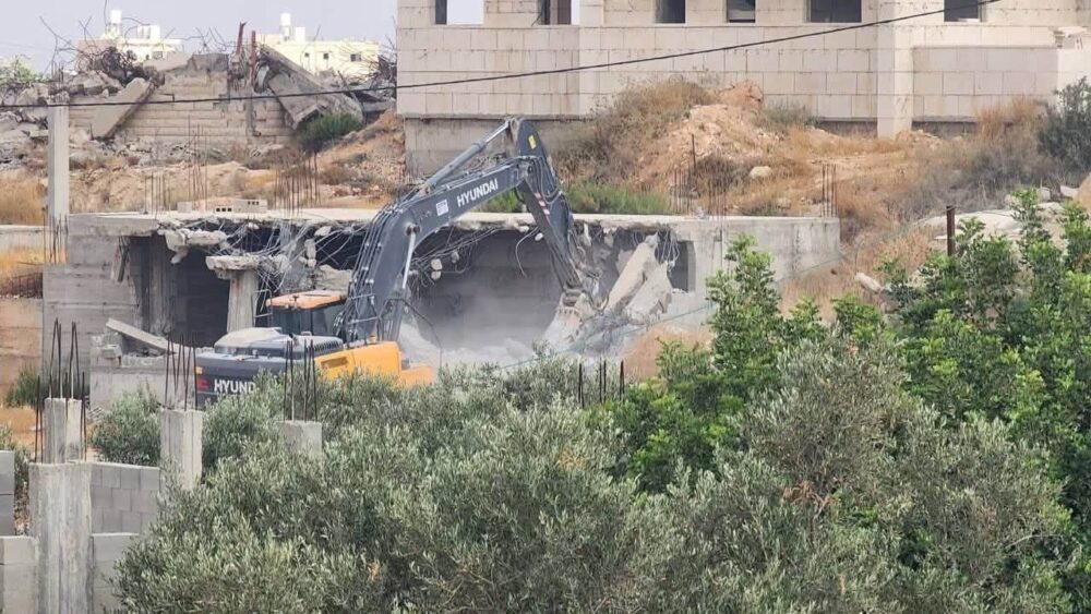 الاحتلال يهدم منزلين قيد الإنشاء في شقبا برام الله