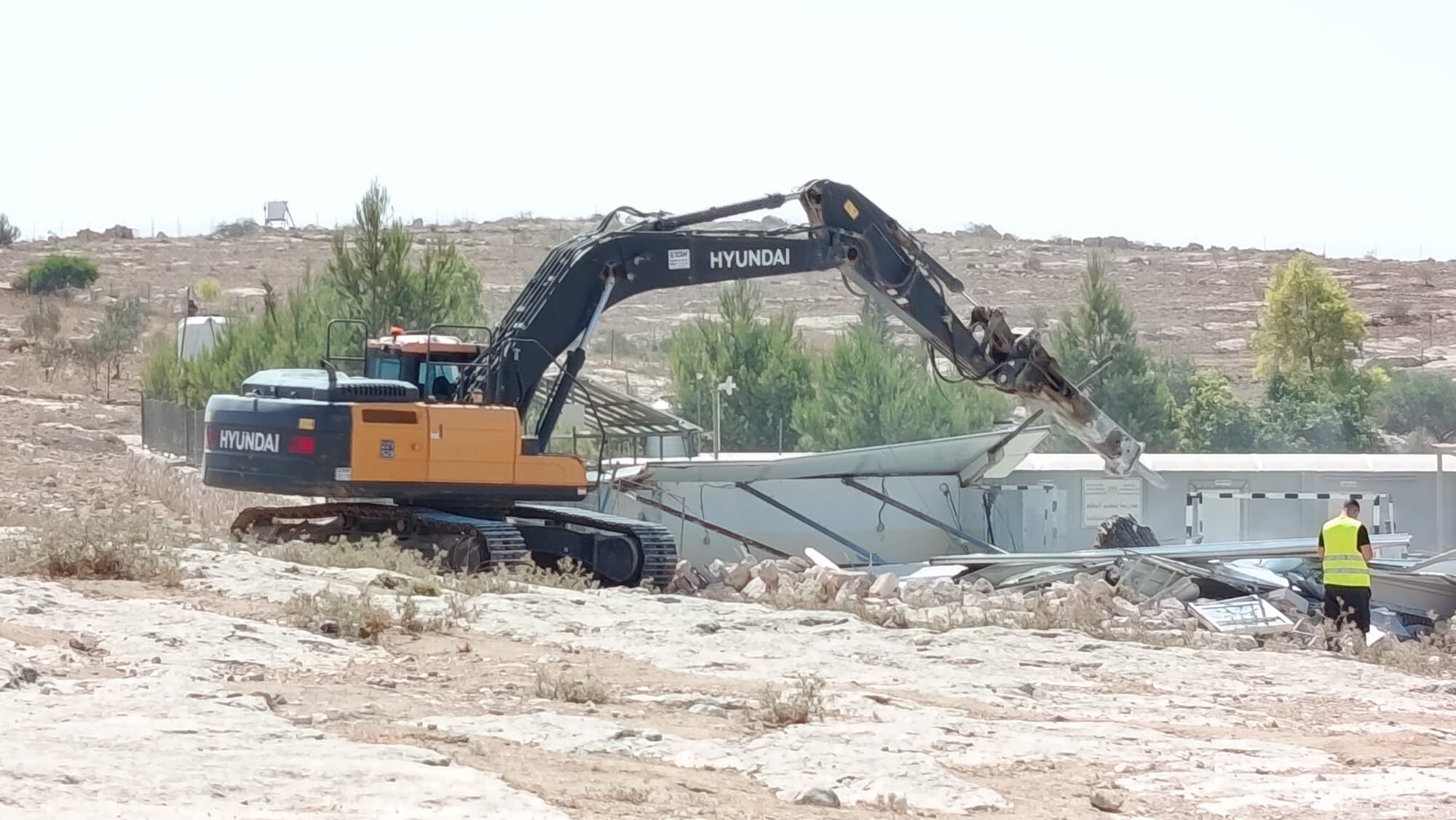 الاحتلال يشرع بهدم مدرسة في شعب البطم بمسافر يطا جنوب الخليل