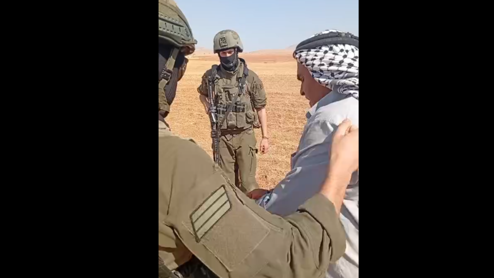 قوات الاحتلال تعتقل مواطناً أثناء رعيه مواشيه في الأغوار الشمالية