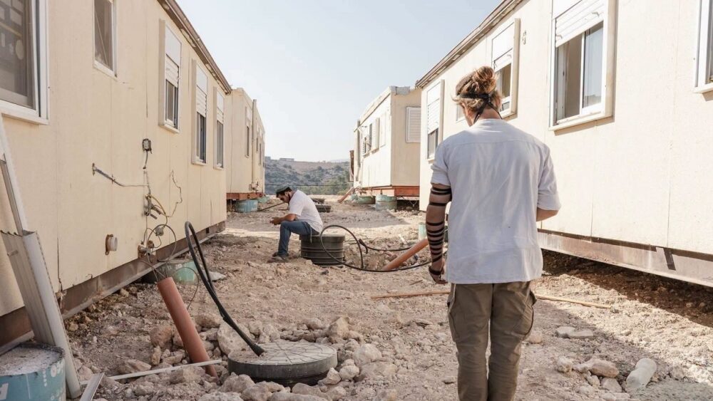 جيش الاحتلال يجلب بيوتا متنقلة إلى مستعمرة "كاديم" شرق جنين تمهيدًا لإعادة افتتاحها