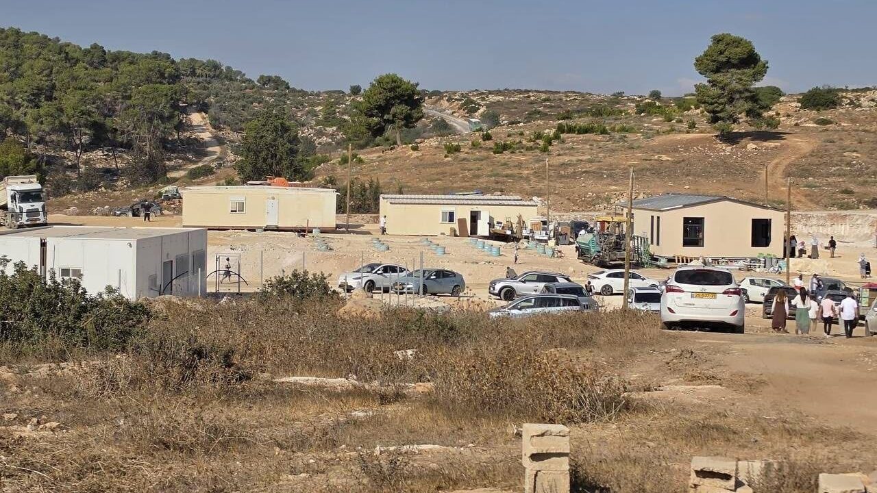 مستعمرون يعيدون إنشاء مستعمرة "غانيم" شرق جنين بعد 21 عاماً من إخلائها
