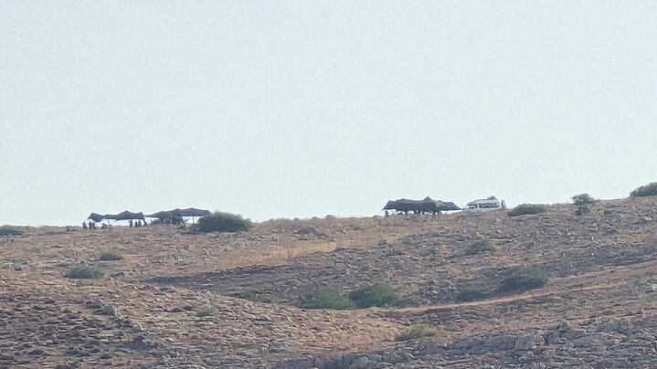 الاحتلال والمستوطنون يقيمون معرشات شرق طوباس
