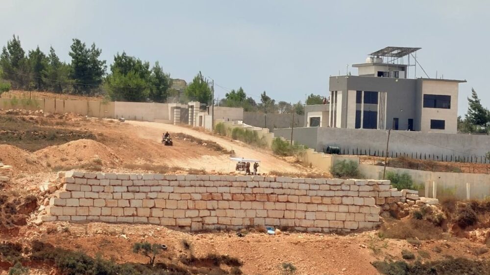لليوم التاسع: مستوطنون يواصلون حصار منازل في بلدة قصرة جنوب نابلس
