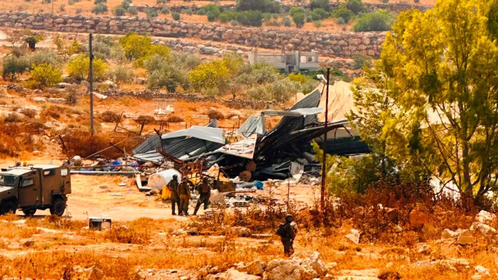 الاحتلال يهدم منشآت زراعية ويردم بئر مياه في بيت دجن شرق نابلس