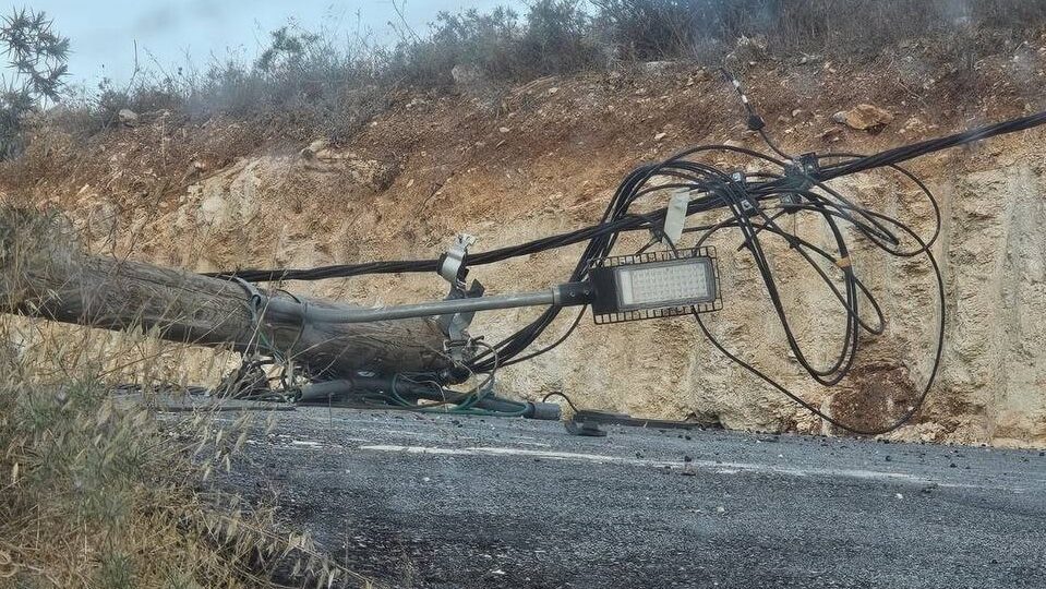 مستوطنون يقطعون أعمدة كهرباء في مادما جنوب نابلس