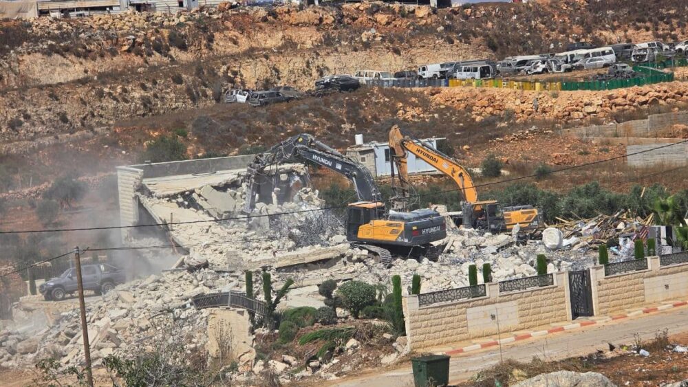 الاحتلال يهدم منزلاً من طابقين في قرية قلنديا شمال القدس