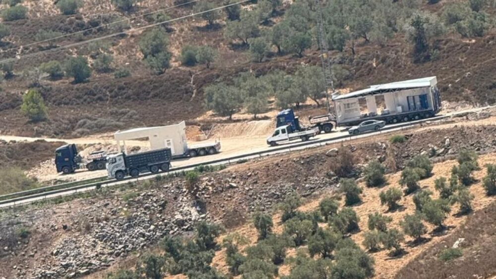 مستوطنون ينصبون "كرفانين" في بورين جنوب نابلس