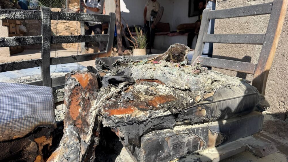 مستوطنون يحرقون مسكناً بمسافر يطا جنوب الخليل