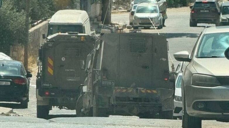 قوات الاحتلال تقتحم نابلس وتداهم منزلاً في منطقة الجنيد