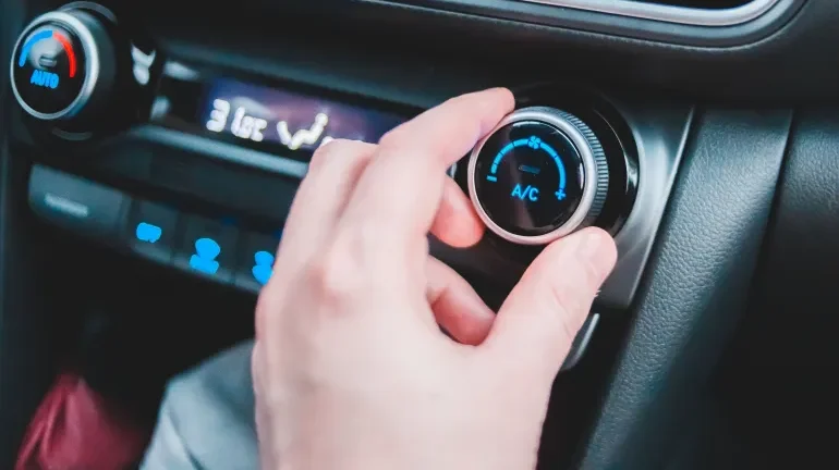 أخطاء الصيف اليومية.. كيف تُبرِّد سيارتك وتحمي خزان الوقود؟