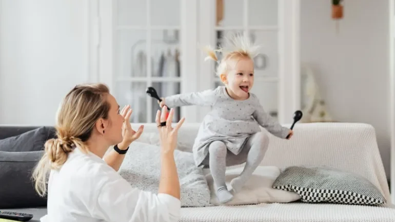 الدندنة والثرثرة والضحك.. ماذا يحاول سلوك طفلك أن يخبرك؟