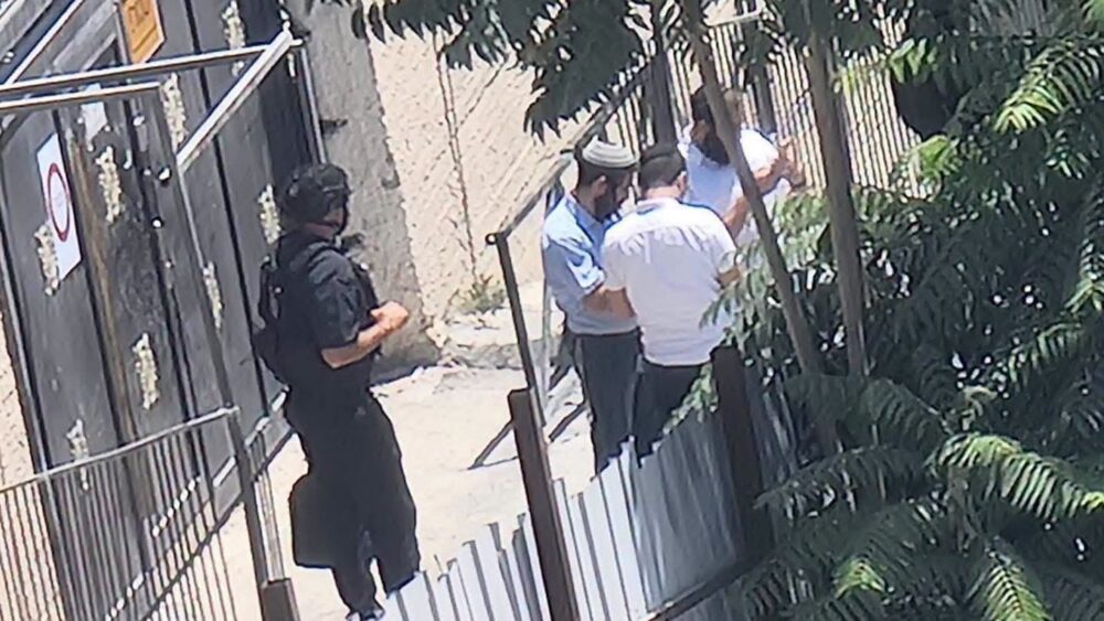 عضو الكنيست المتطرف سوكوت يقتحم مدرسة في مخيم شعفاط بالقدس المحتلة