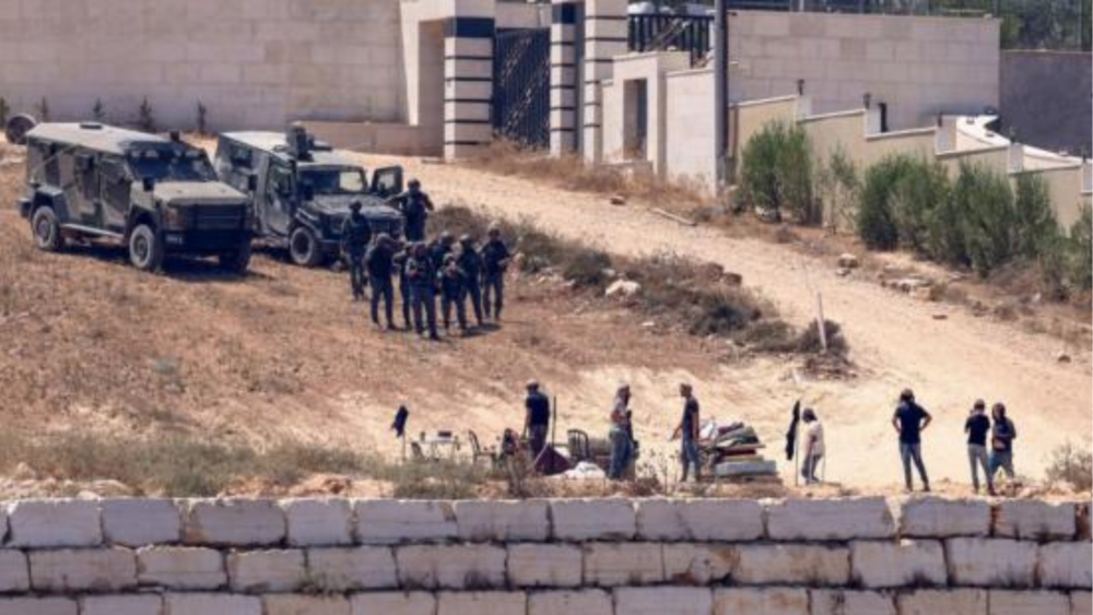 نائب أميركي يدعو إلى التحرك ضد مستوطنين يحاصرون منازل فلسطينيين في الضفة الغربية