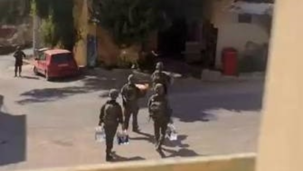 اعتقال شابيْن ومداهمة منازل في فقوعة شمال شرق جنين