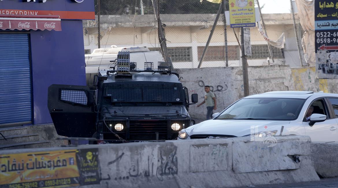 نادي الأسير الفلسطيني: الاحتلال يعتقل ويحقق ميدانياً مع أكثر من (60) مواطناً من مخيم قلنديا