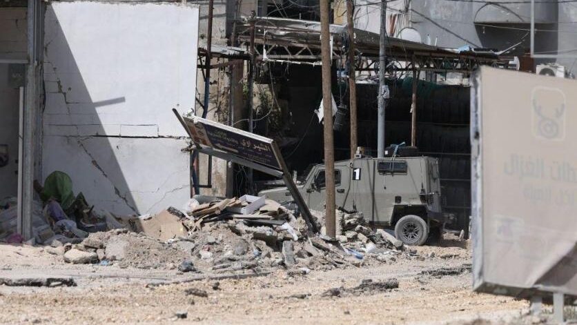 الاحتلال يجبر مواطنين على إخلاء منازلهم ويجرف أراضي في محيط مخيم نور شمس