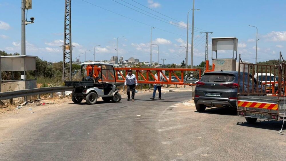 إغلاق الاحتلال مدخل النبي إلياس يعطل تنقل 60 ألف مواطن ويشل الحركة التجارية