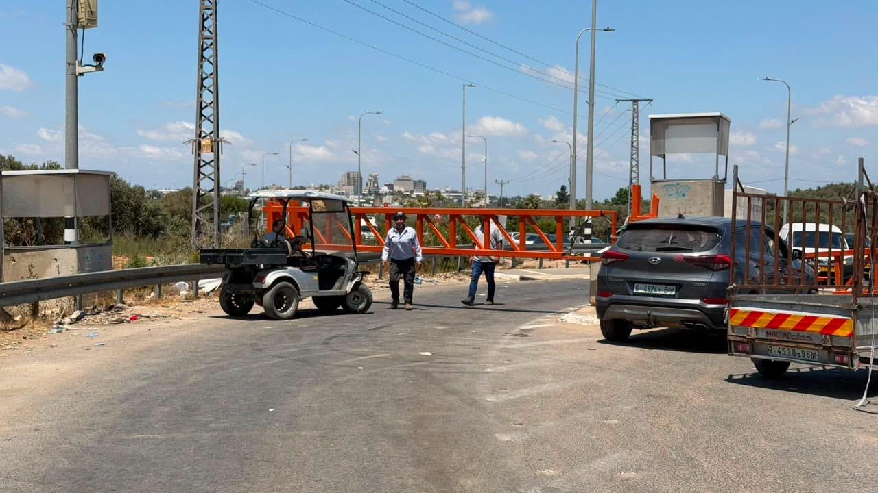 إغلاق الاحتلال مدخل النبي إلياس يعطل تنقل 60 ألف مواطن ويشل الحركة التجارية