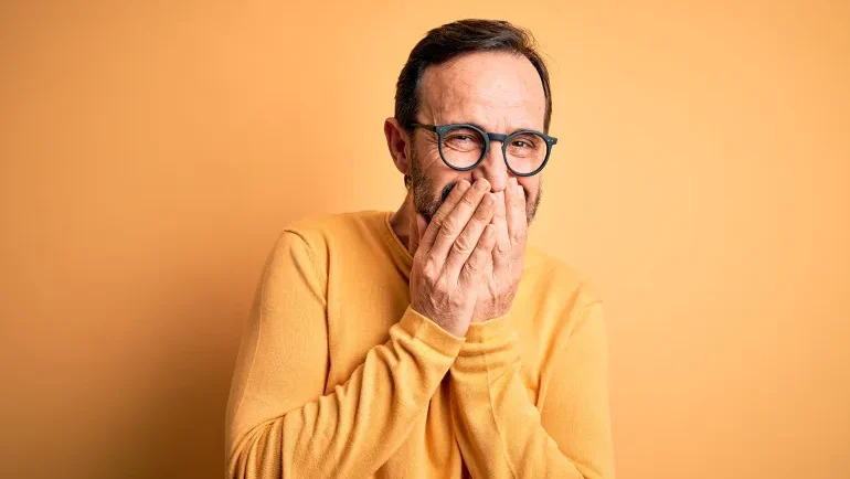 الضحك وقت الأزمات.. خلل نفسي أم حيلة دفاعية؟ ماذا يحدث داخل دماغك؟