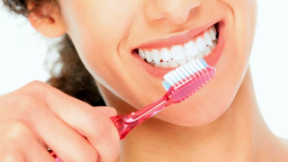 نظافة الأسنان.. متى تحميها الفرشاة وكيف تضرها؟
